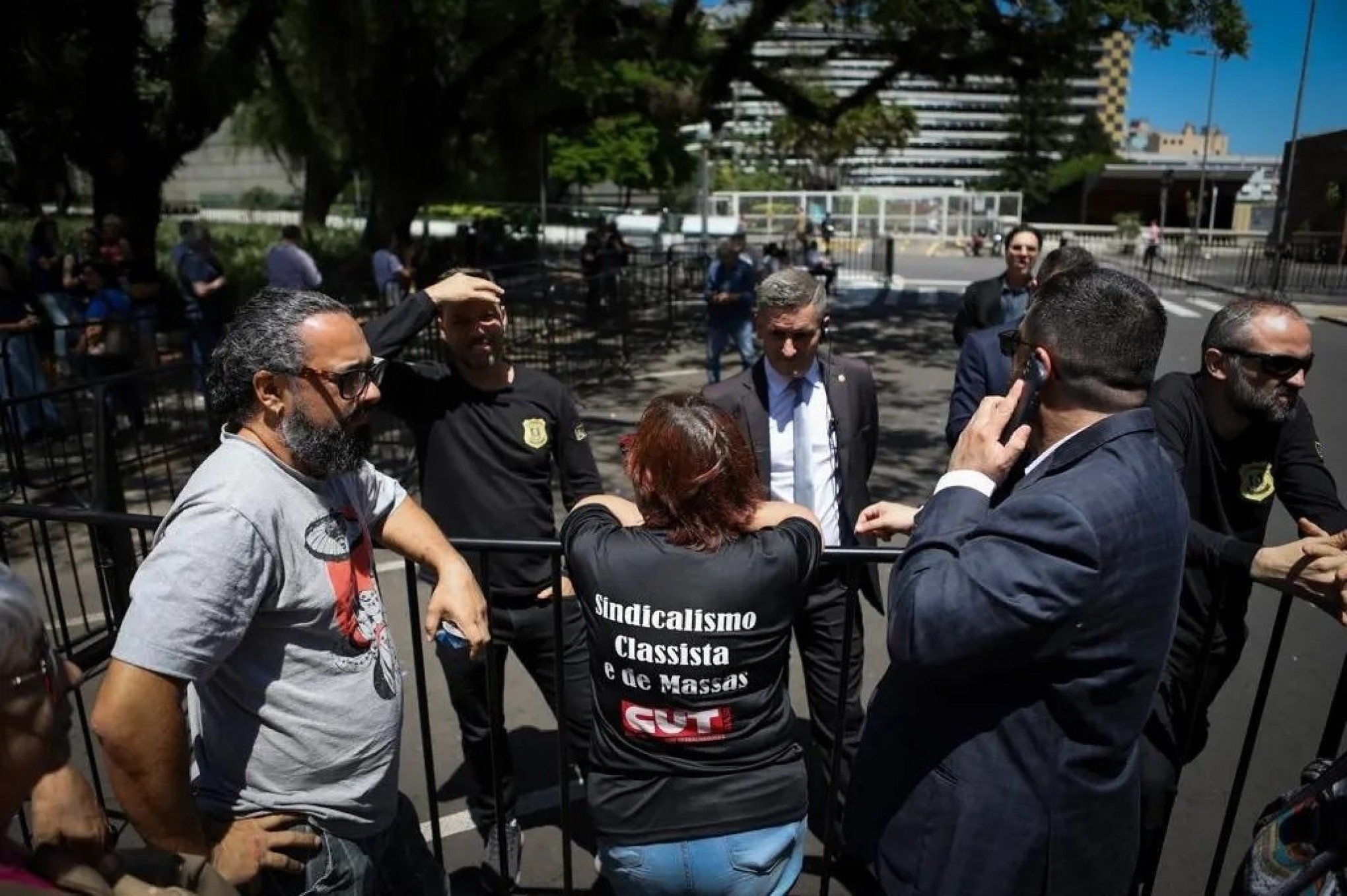 Servidores se mobilizam em frente à Assembleia antes da votação do "pacote da educação"