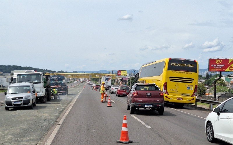 BR-116 ficou em meia-pista prÃ³ximo a passarela Scharlau/Santos Dumont devido as obras 