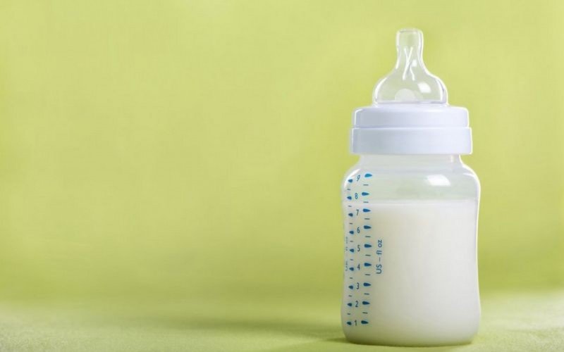 Bebês que não tomam leite materno podem beber leite de vaca? Confira o que diz a OMS