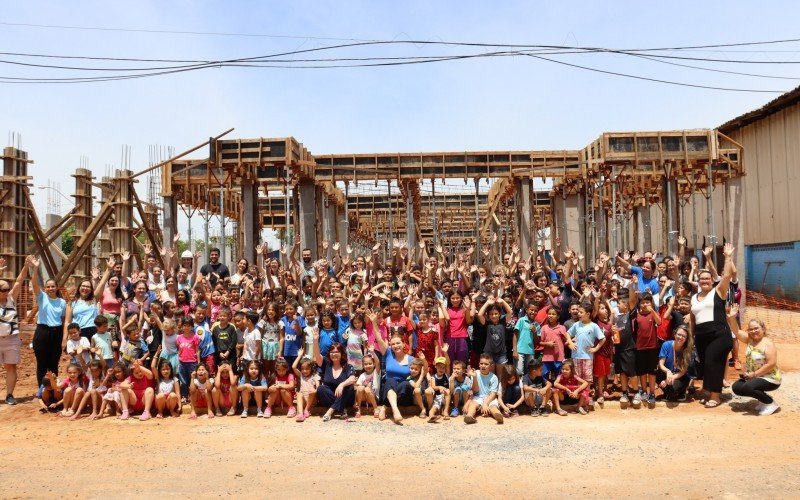 CerimÃ´nia de inÃ­cio das obras de construÃ§Ã£o do novo prÃ©dio da Escola Municipal de EducaÃ§Ã£o BÃ¡sica Harry Roth