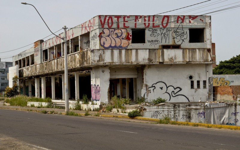 Em ruínas, antigo prédio é problema no Centro de Canoas