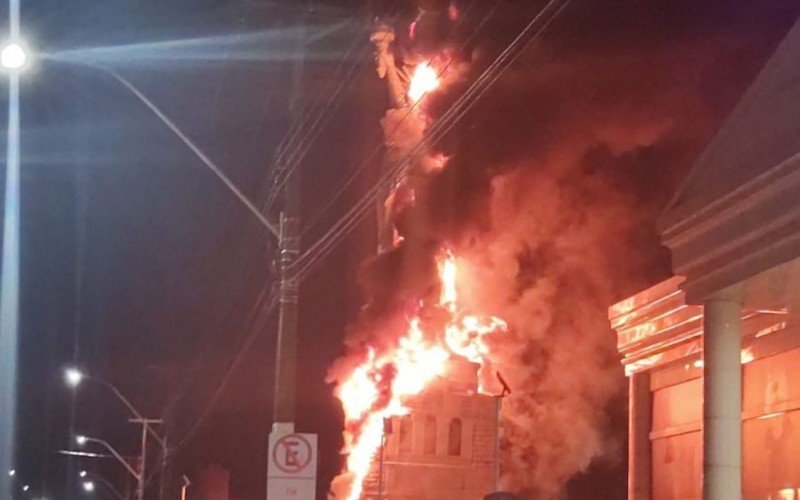 Criminosos incendeiam estátua da Havan e empresa paga R$ 100 mil em recompensa; veja vídeo