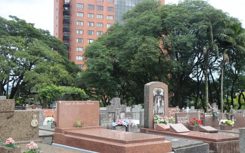 Túmulos centenários do cemitério de Hamburgo Velho, da Igreja Nossa Senhora da Piedade | abc+