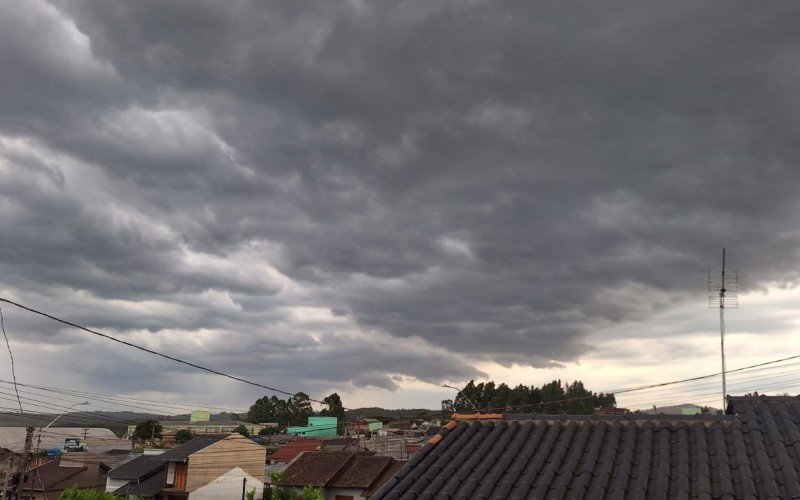 Nuvens carregadas foram registradas em EstÃ¢ncia Velha no fim da tarde desta quinta-feira