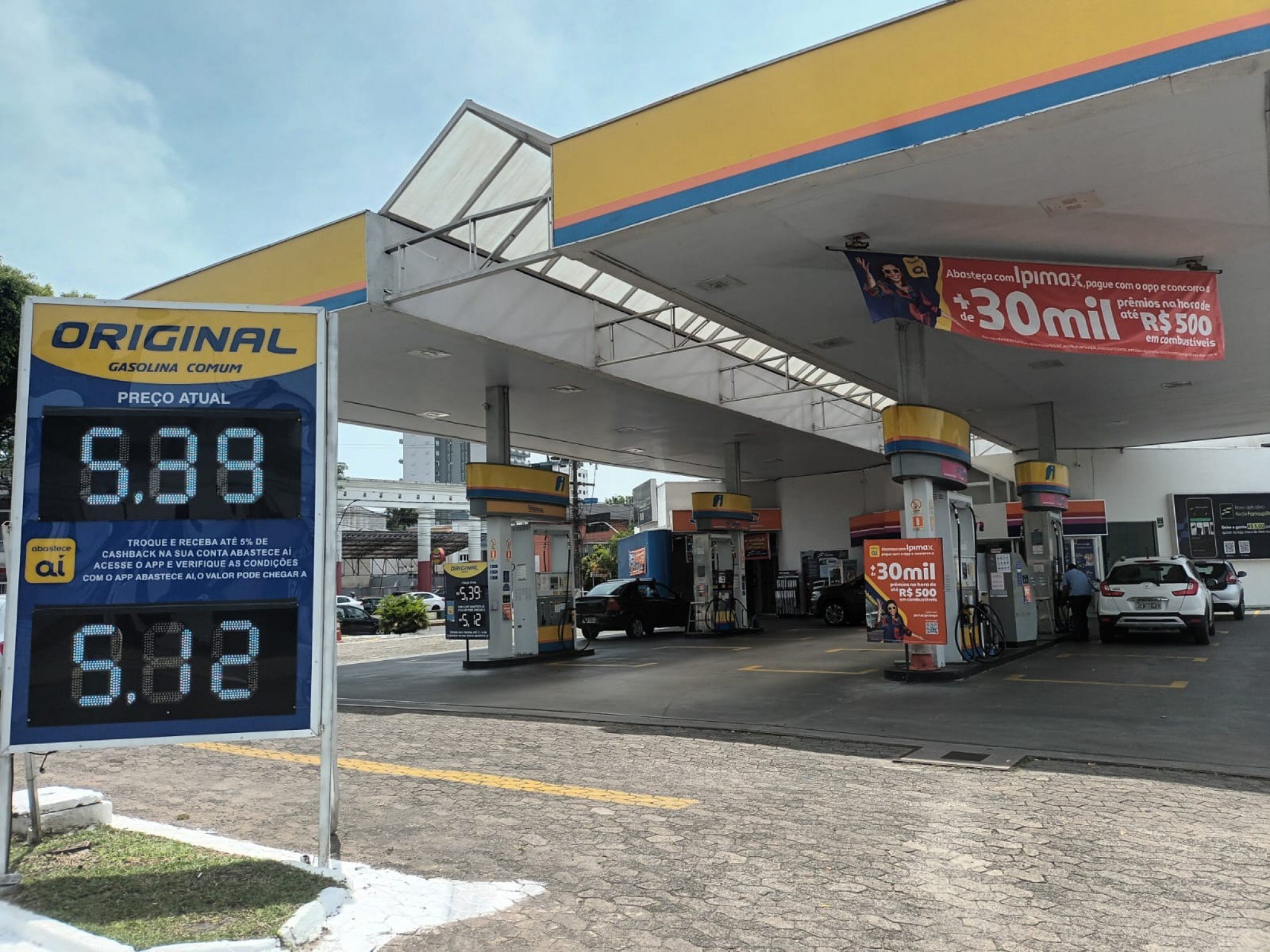 Gasolina comum amanheceu vinte centavos mais cara em Canoas