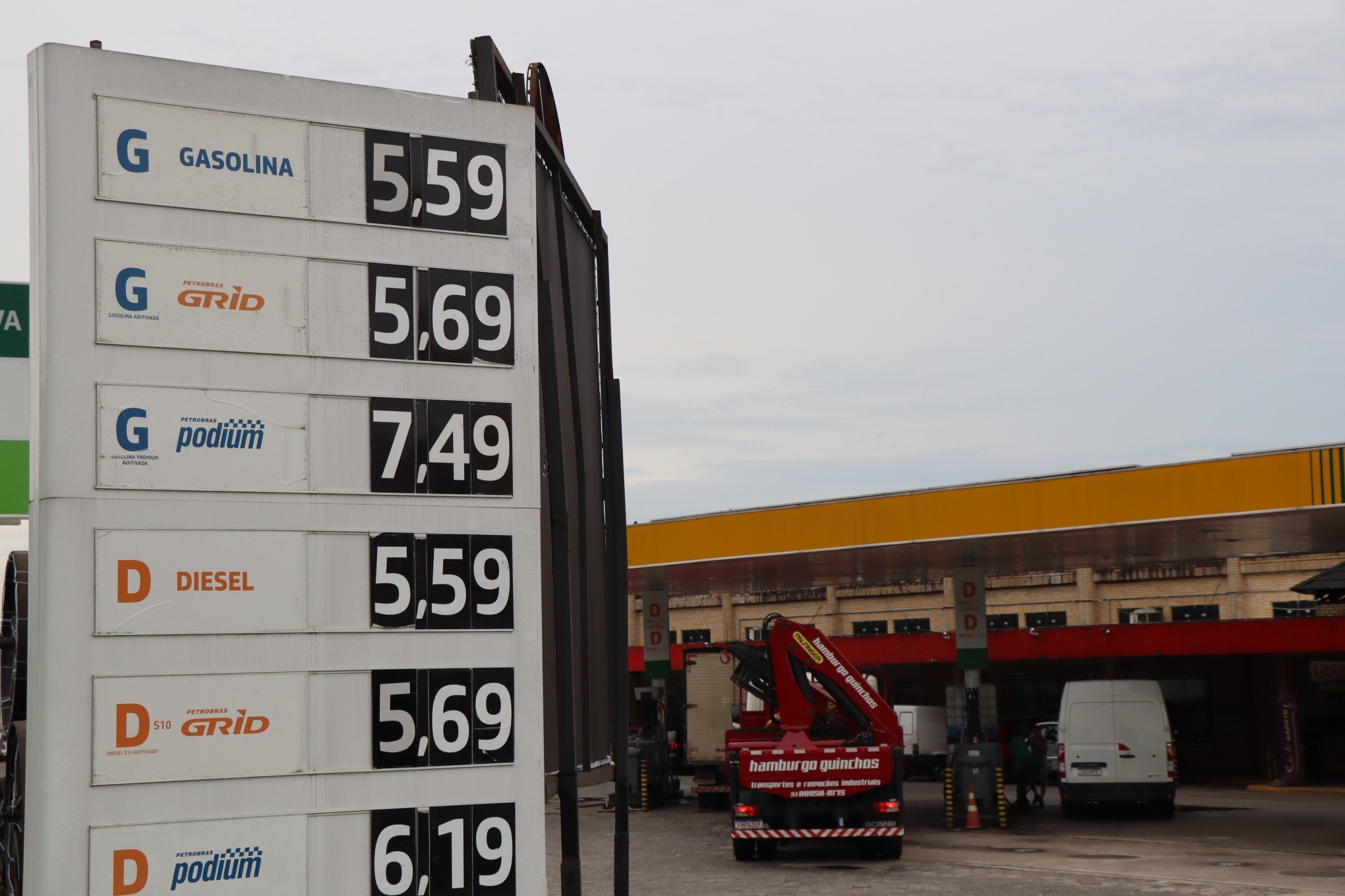 Gasolina fica mais cara nos postos às vésperas de final de semana "de praia"