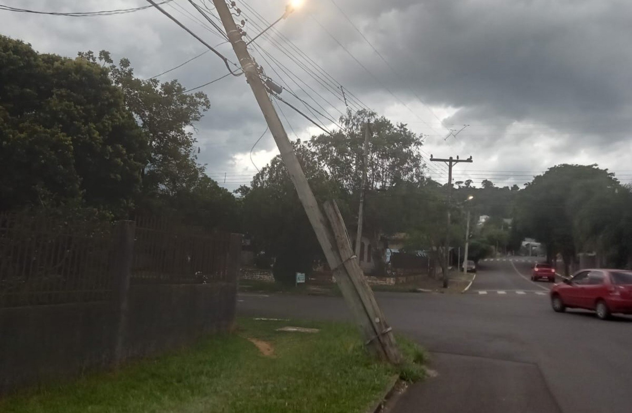 Base do poste de luz entortou com ventos fortes desta tarde em Estância Velha | Jornal NH