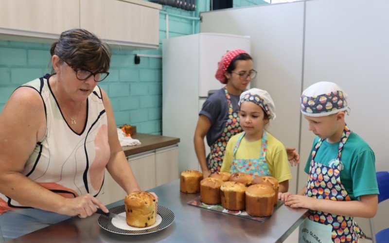 Diretora, professora e alunos na oficina de culinária | Jornal NH