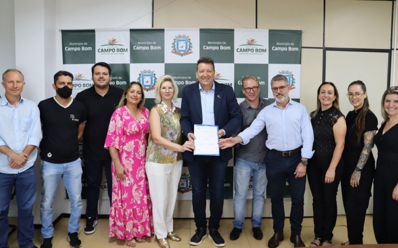 Assinatura de novo contrato com a Aegea/Corsan reuniu lideranÃ§as polÃ­ticas de Campo Bom