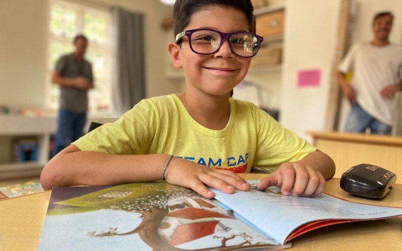 O estudante Bernardo Meyer Guedes recebeu óculos na quinta-feira (14) | Jornal NH