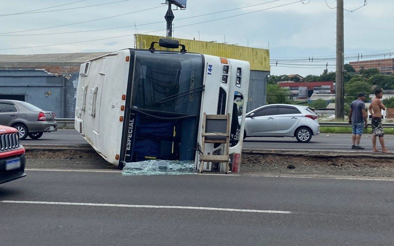 BR-116: Ônibus tomba em trecho da rodovia no Vale do Sinos