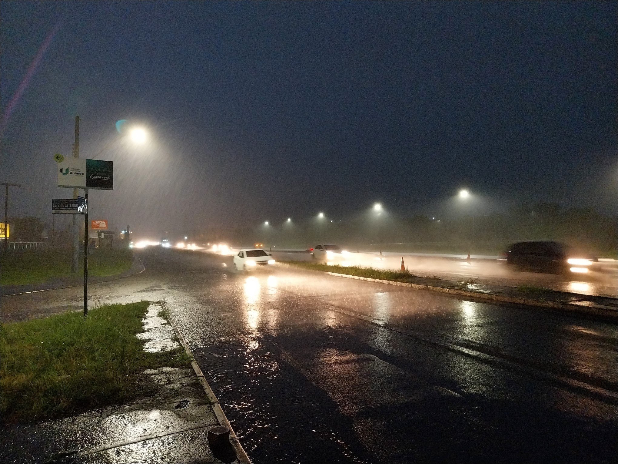 Chuva em Novo Hamburgo na noite de sexta-feira (15) causa alagamentos pela cidade e na BR-116