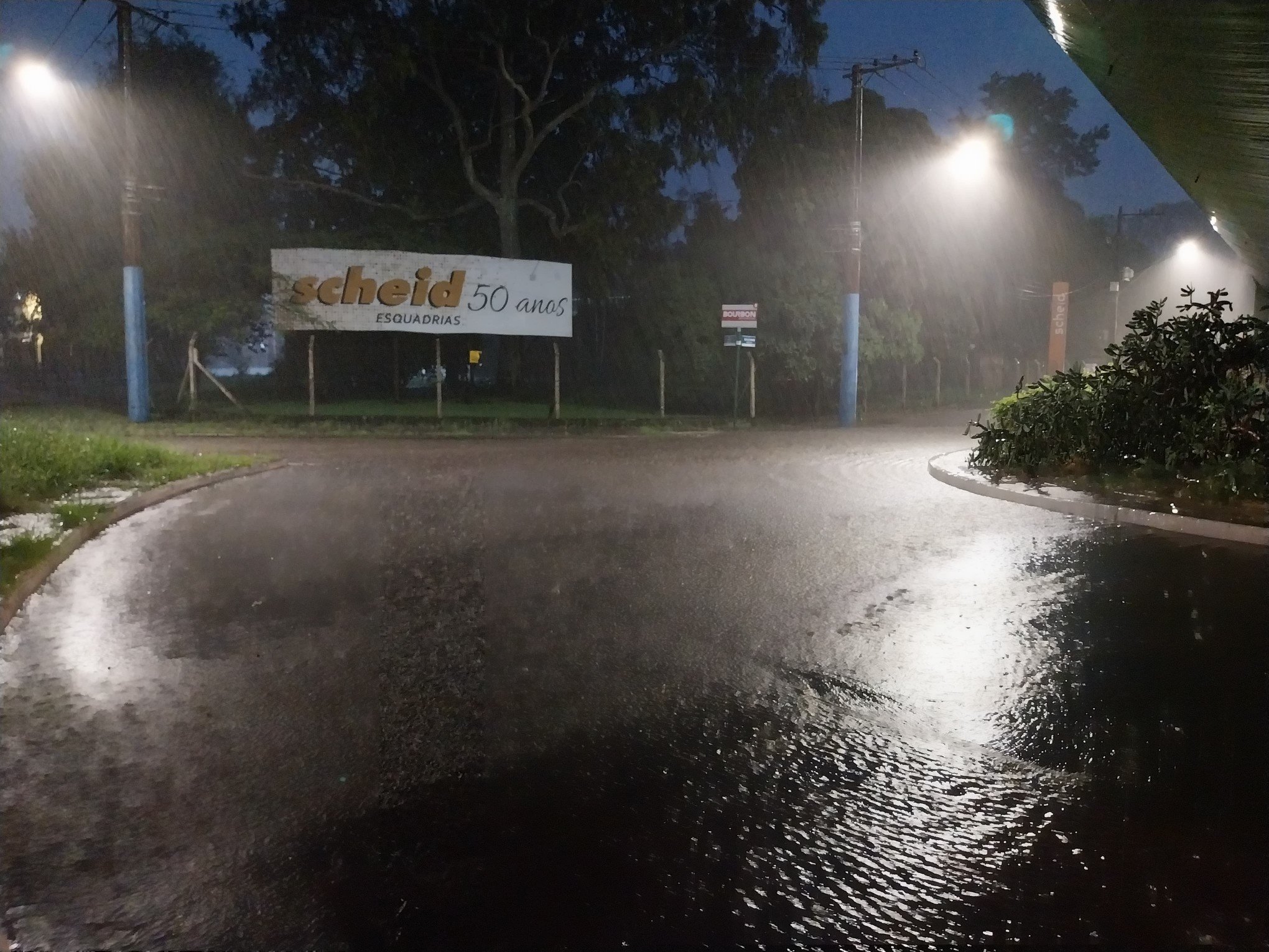 Chuva em Novo Hamburgo na noite de sexta-feira (15) causa alagamentos pela cidade e na BR-116