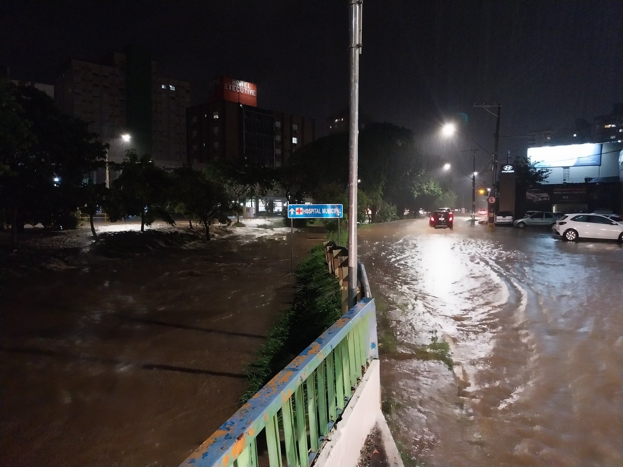 Chuva em Novo Hamburgo na noite de sexta-feira (15) causa alagamentos pela cidade e na BR-116