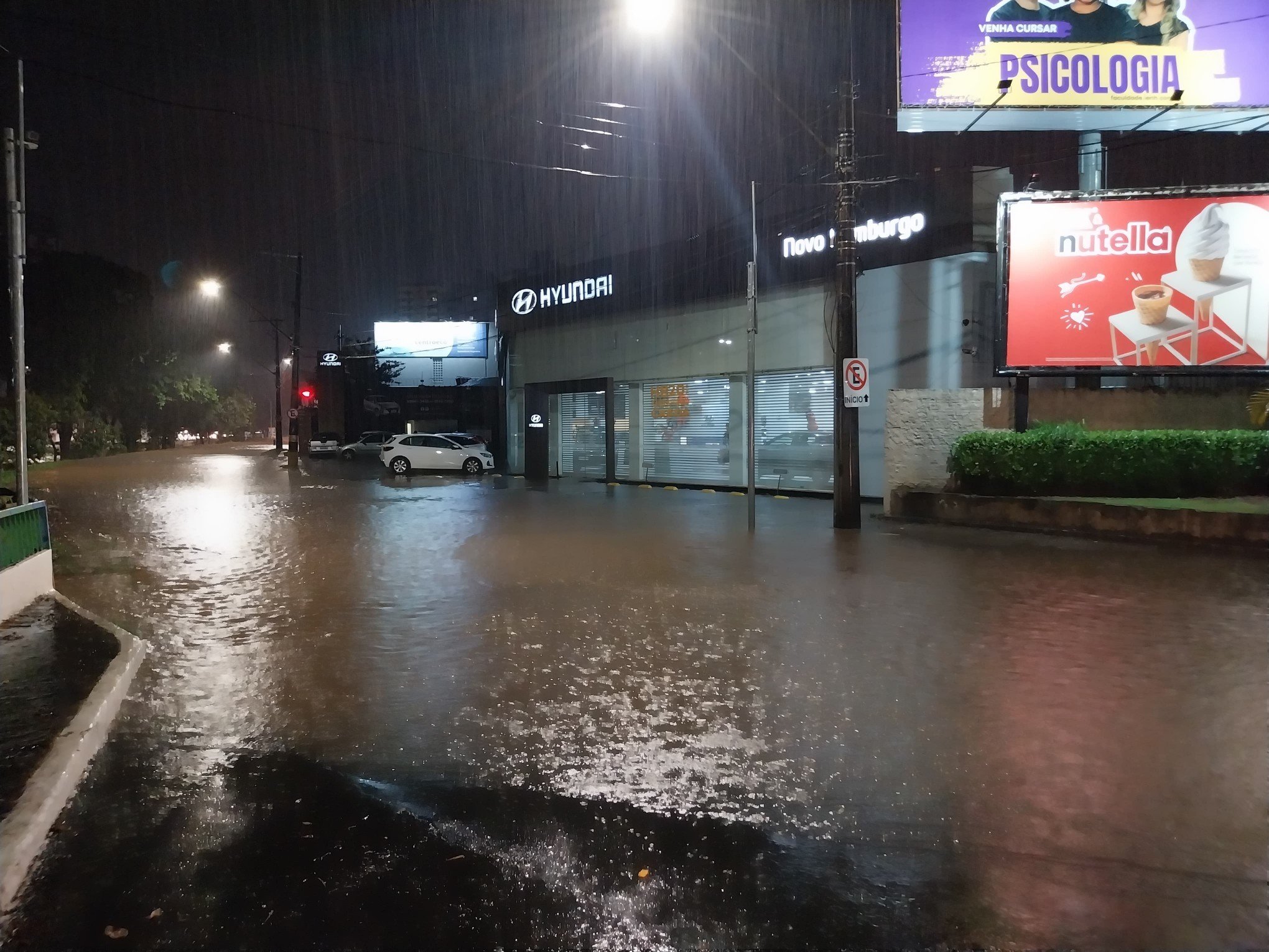 Chuva em Novo Hamburgo na noite de sexta-feira (15) causa alagamentos pela cidade e na BR-116