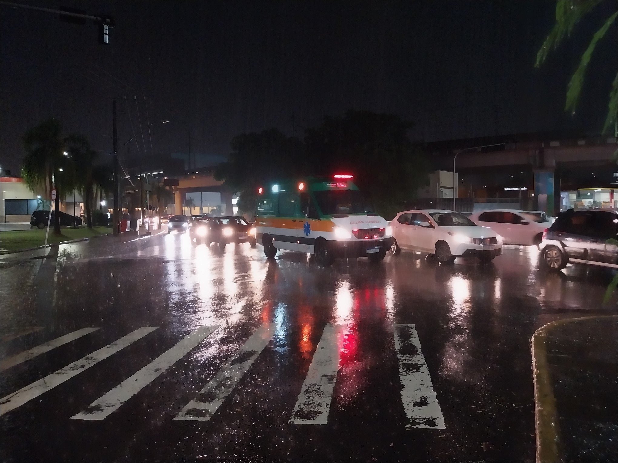 Chuva em Novo Hamburgo na noite de sexta-feira (15) causa alagamentos pela cidade e na BR-116