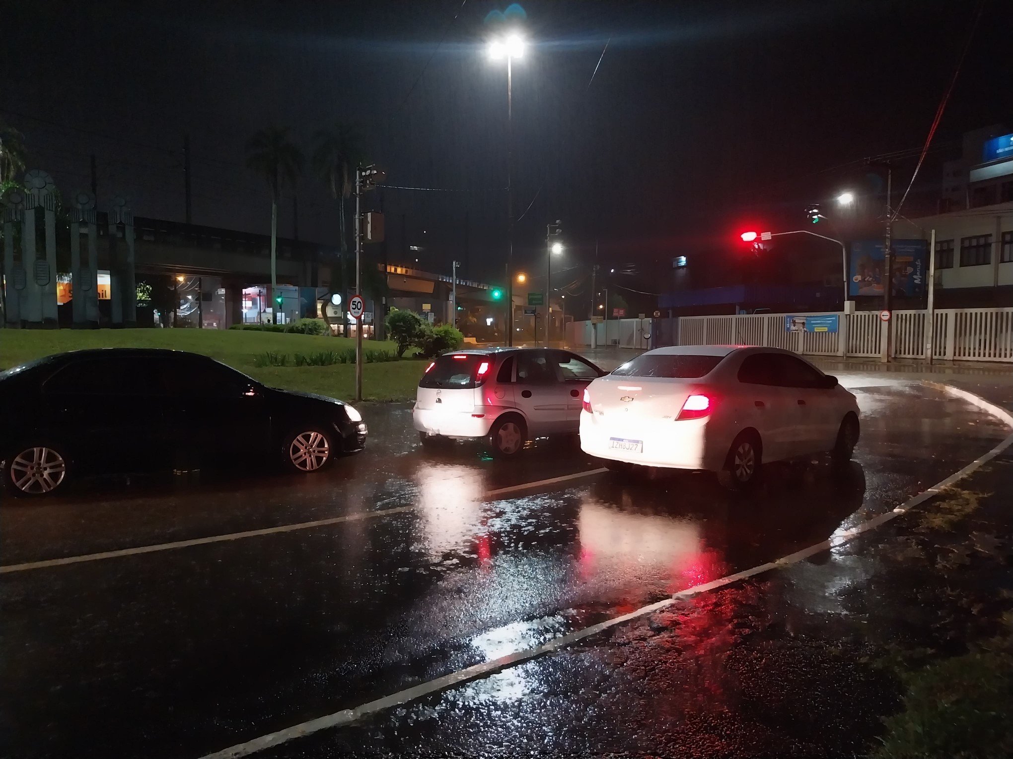 Chuva em Novo Hamburgo na noite de sexta-feira (15) causa alagamentos pela cidade e na BR-116