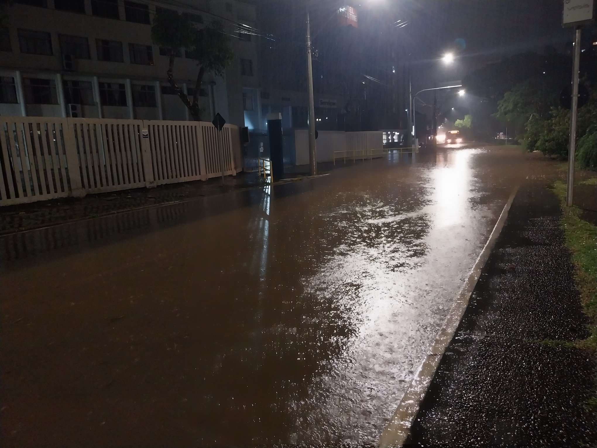 Chuva em Novo Hamburgo na noite de sexta-feira (15) causa alagamentos pela cidade e na BR-116