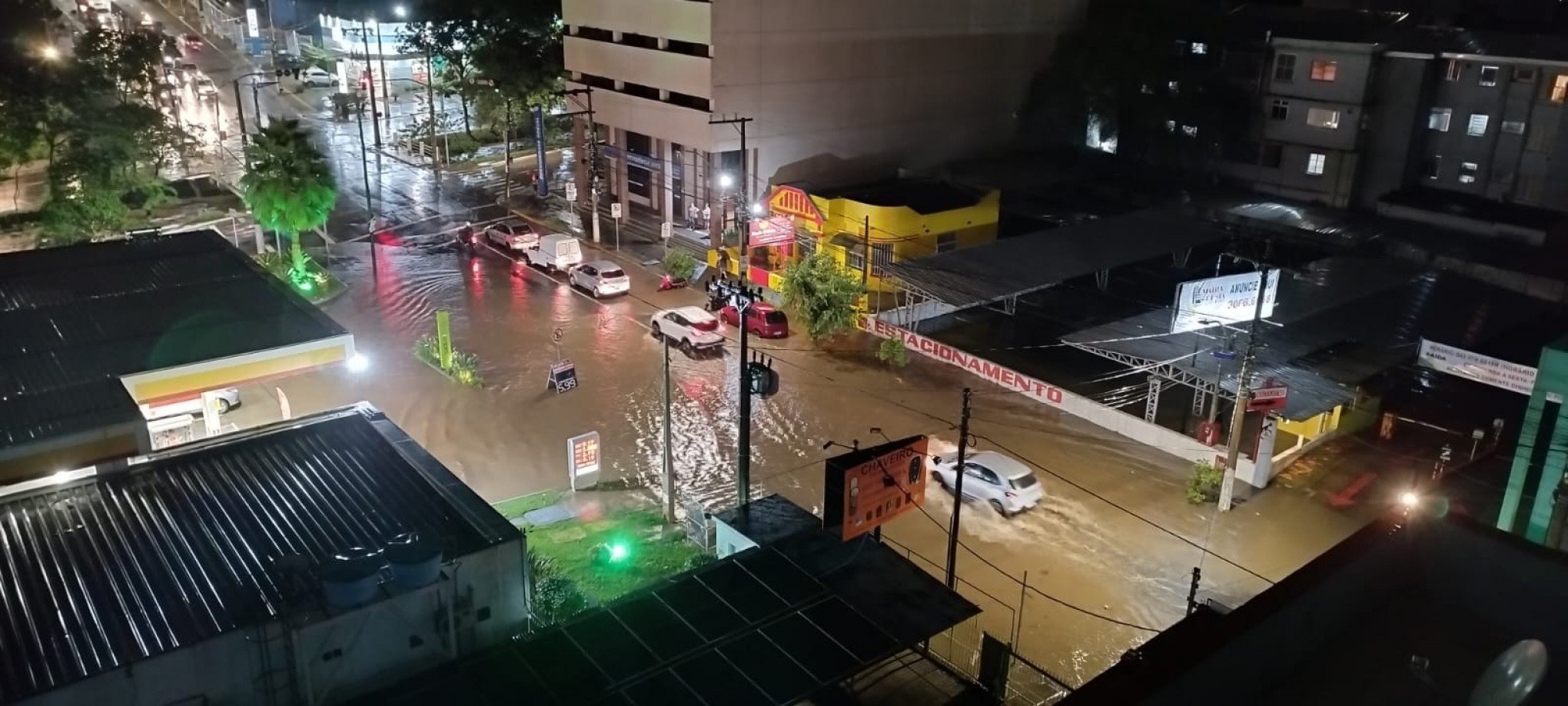 Chuva na noite desta sexta-feira (15) alagou trecho da Avenida Pedro Adams Filho, em Novo Hamburgo | Jornal NH