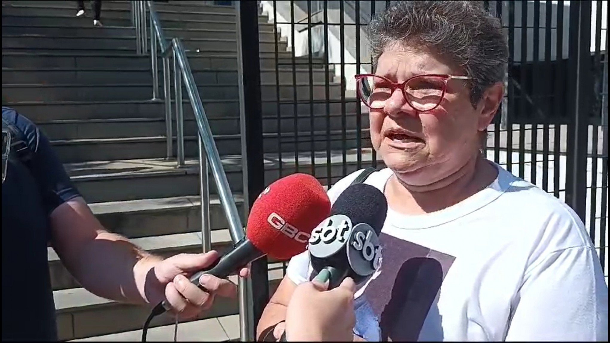 CASO DO FOTÓGRAFO MORTO: "Lacuna muito grande que ficou em nossas famílias", diz mãe de vítima em frente ao tribunal