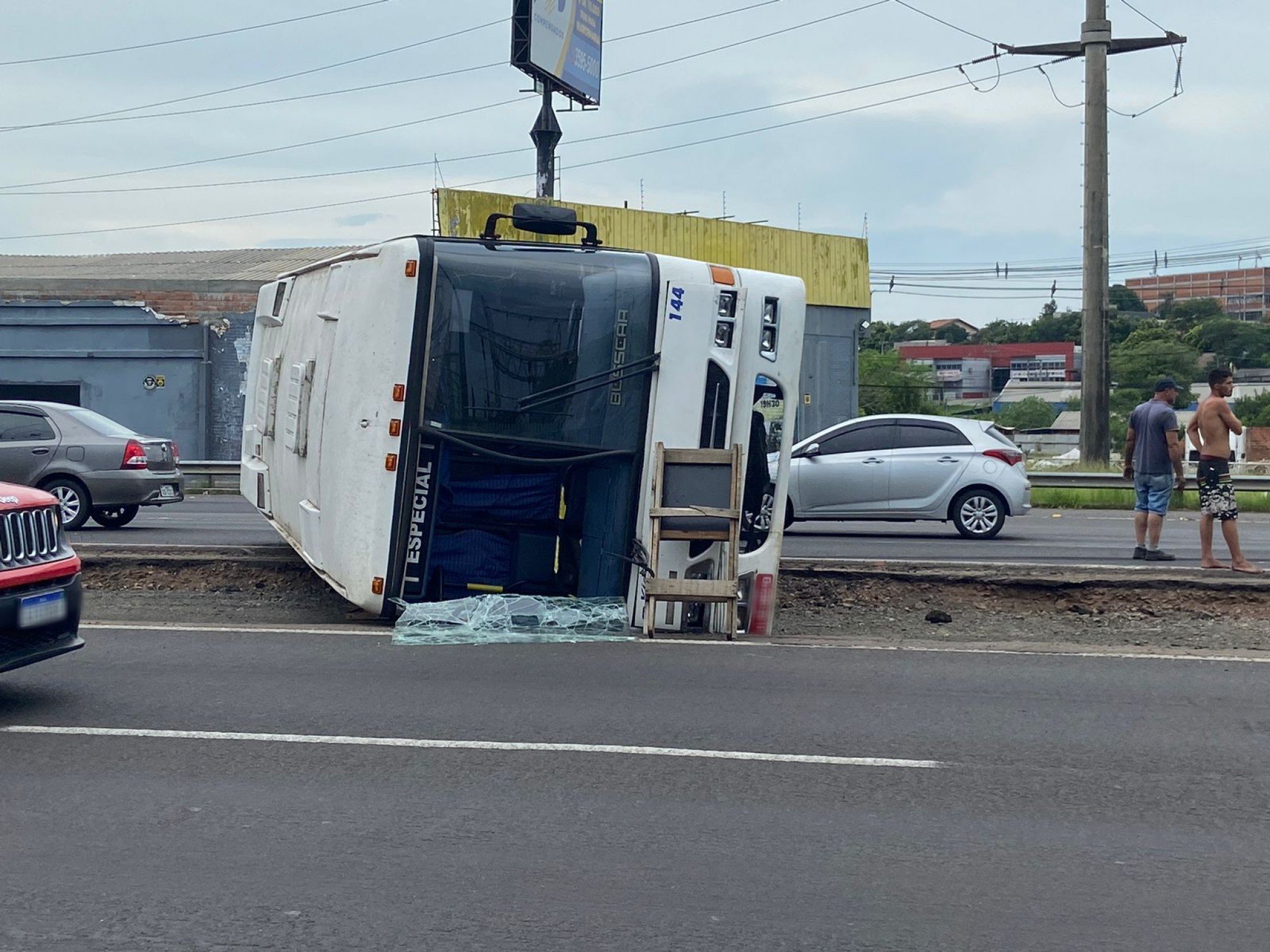 Ônibus tombou na BR-116, em São Leopoldo | Jornal NH