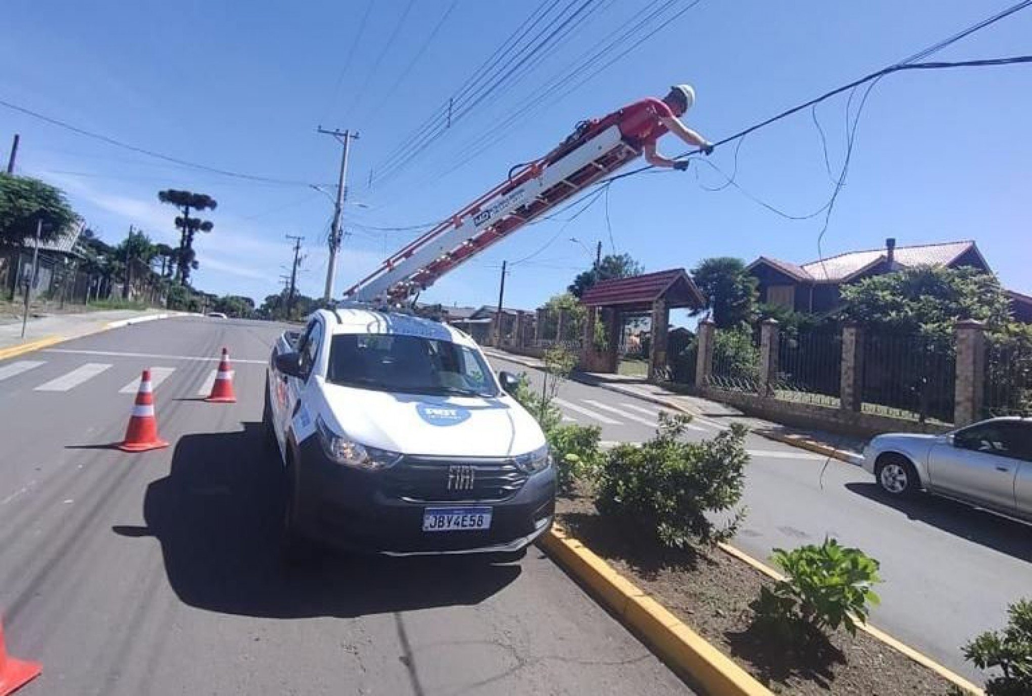 Fiação em desuso começa a ser retirada de postes em Canela