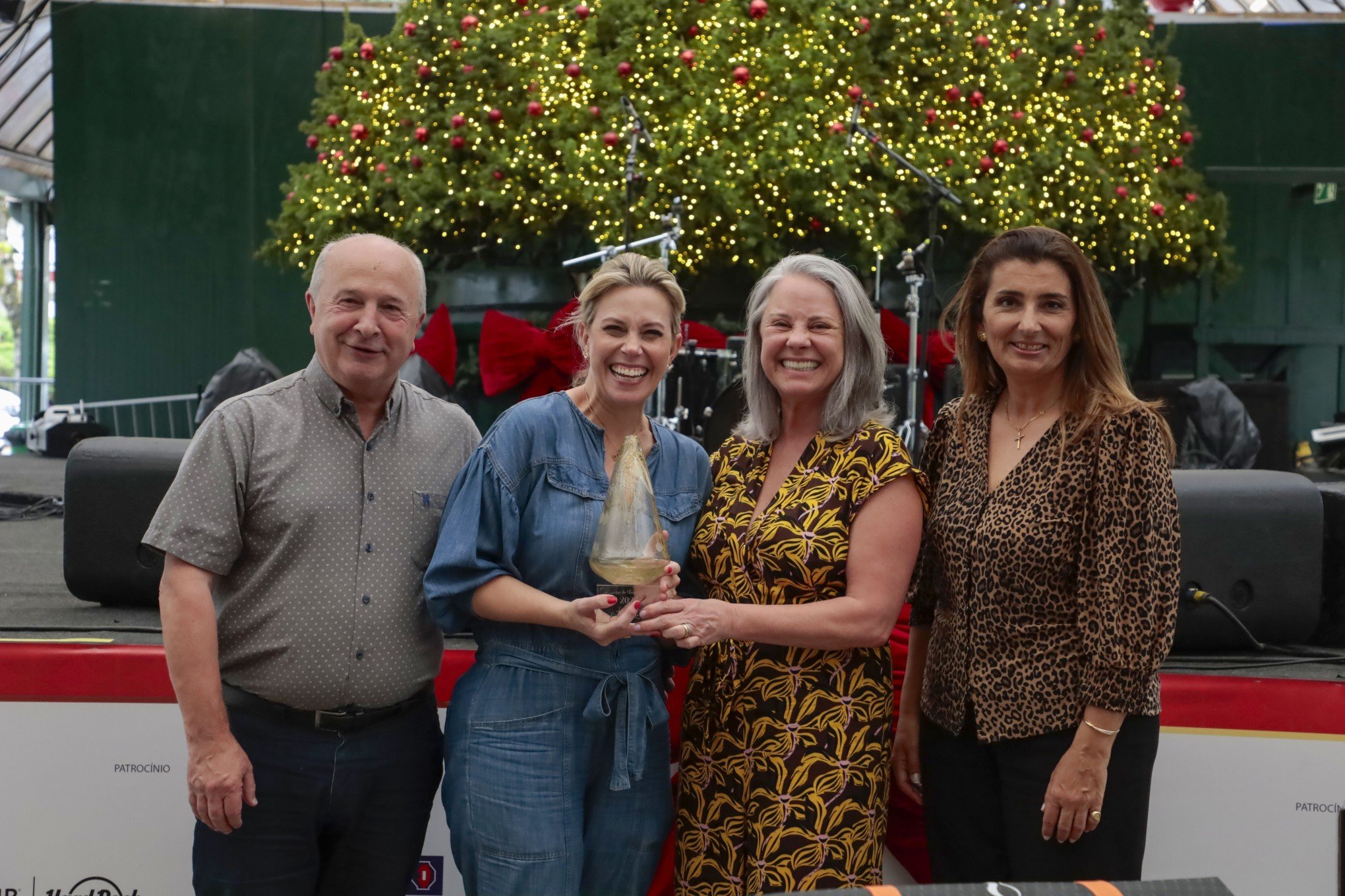 NATAL LUZ: Saiba qual empresa conquistou o prêmio de pinheiro destaque do Tannenbaumfest deste ano