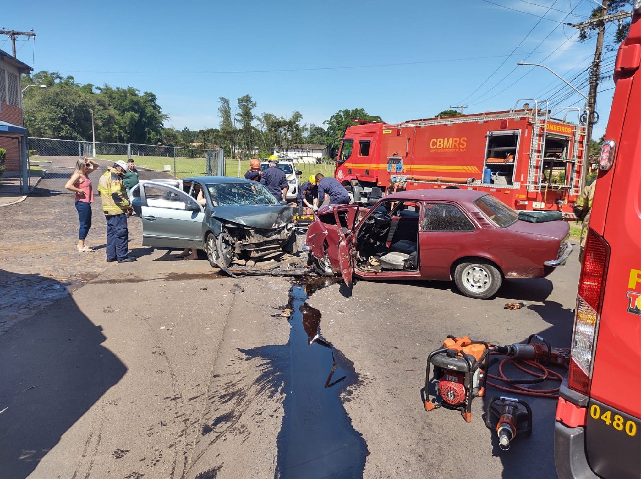 VÍDEO: Colisão frontal deixa motorista preso às ferragens e quatro pessoas feridas