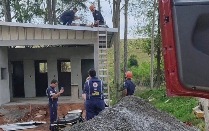 Homem sofre choque enquanto trabalhava no telhado em posto de gasolina em Novo Hamburgo  | Jornal NH