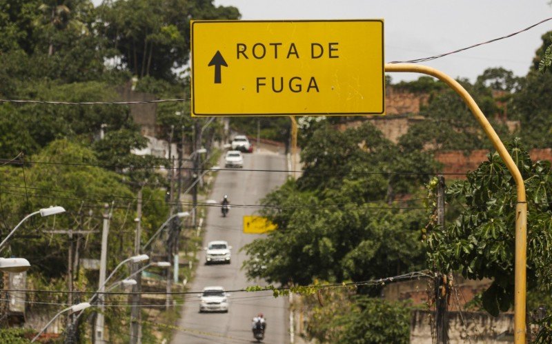 Placa indica rota de fuga em caso de emergÃªncia nas proximidades da mina 18 | Jornal NH