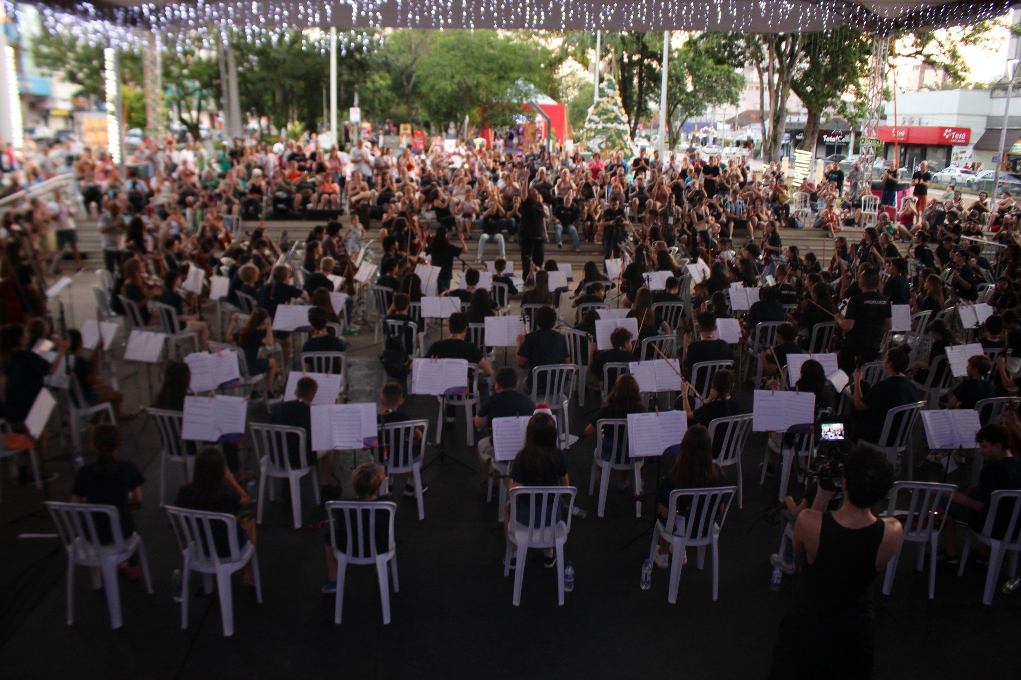 Aproximadamente 200 adolescentes fazem apresentação erudita única e encantam