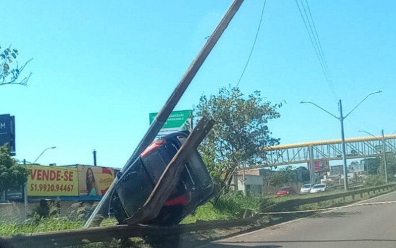 BR-116: Carro preso entre poste e guard-rail chama a atenção na rodovia; saiba o que aconteceu | Jornal NH