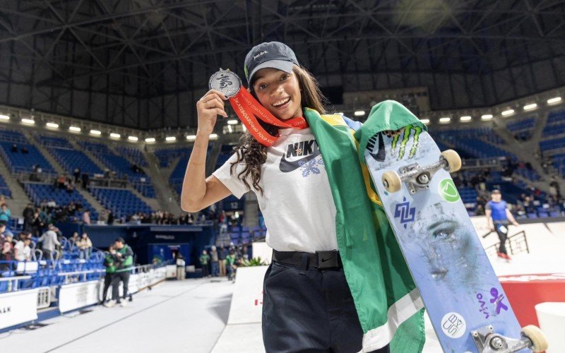 Rayssa exibe a medalha de prata no Japão | Jornal NH