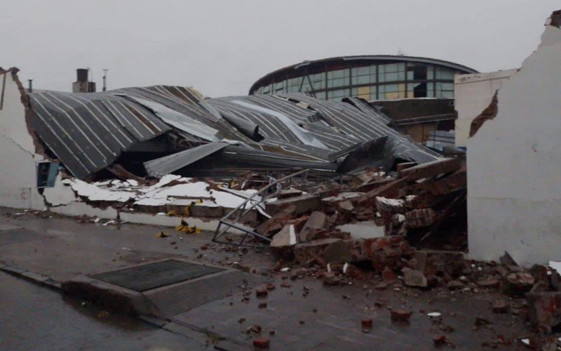 VÍDEO: Temporal na Argentina causa mais de 10 mortes e vento acima de 100 km/h faz aviões girarem em aeroporto