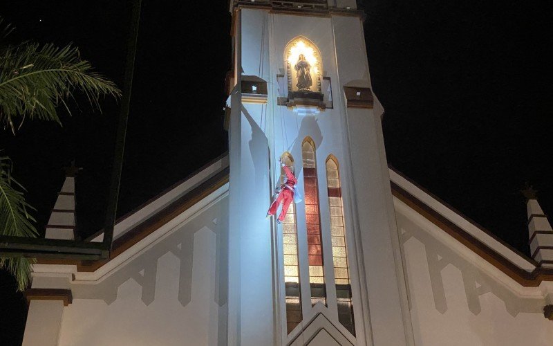Papai Noel desceu de rapel igreja no Centro de Morro Reuter | Jornal NH