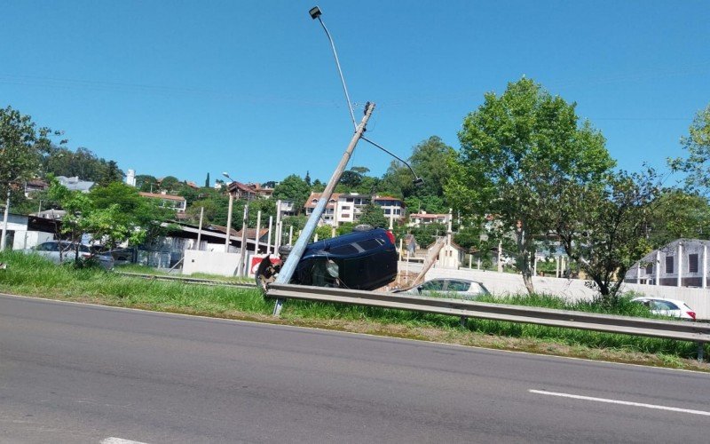 BR-116: Carro preso entre poste e guard-rail chama a atenção na rodovia; saiba o que aconteceu | Jornal NH