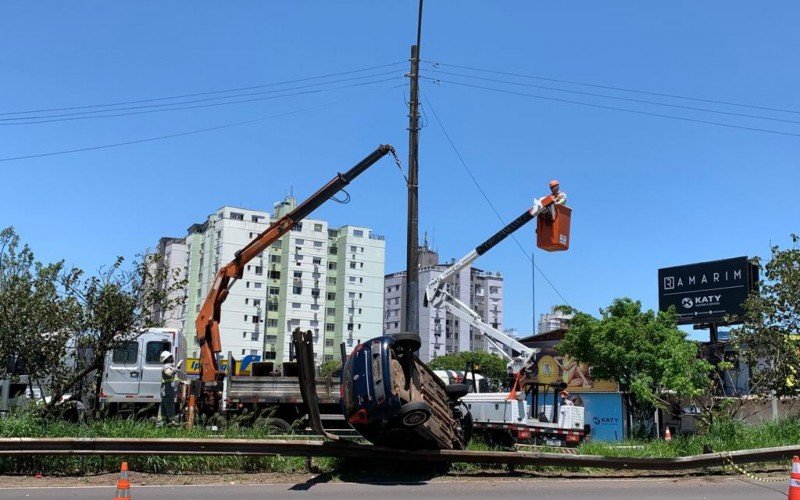 BR-116: Carro preso entre poste e guard-rail chama a atenÃ§Ã£o na rodovia; saiba o que aconteceu