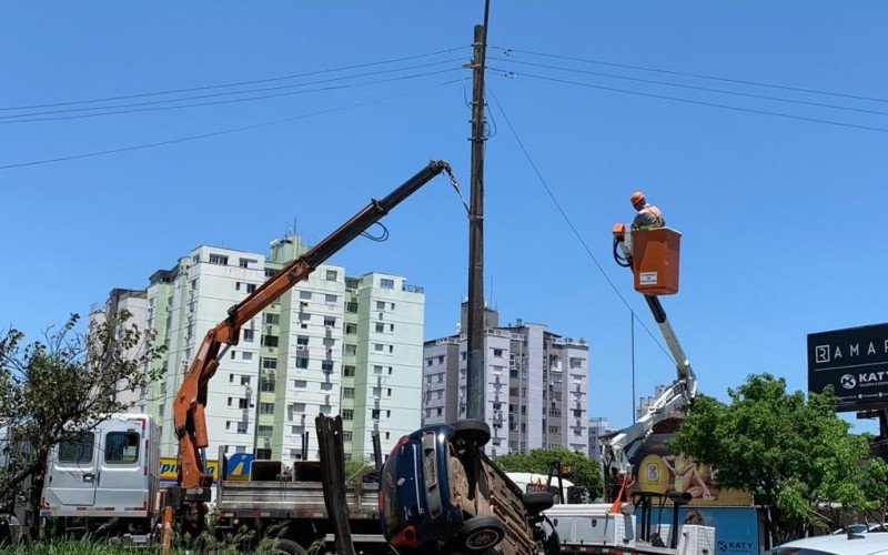 BR-116: Carro preso entre poste e guard-rail chama a atenÃ§Ã£o na rodovia; saiba o que aconteceu