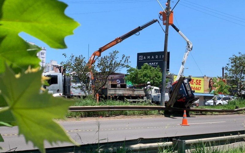 BR-116: Carro preso entre poste e guard-rail chama a atenÃ§Ã£o na rodovia; saiba o que aconteceu