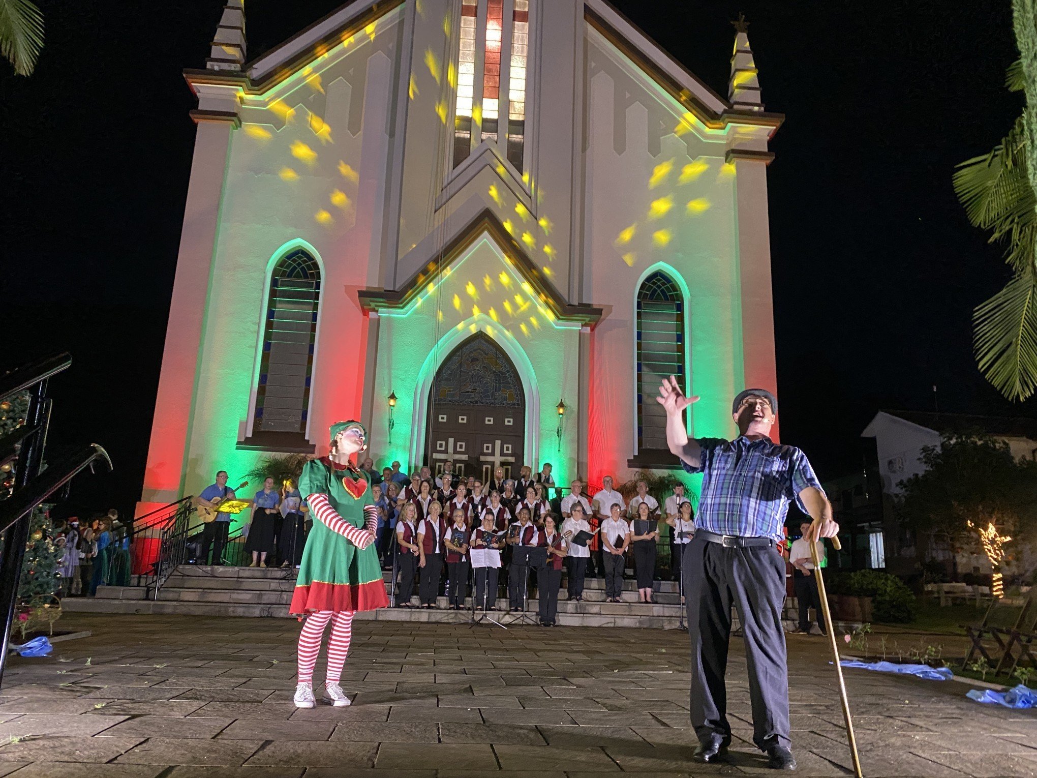 Veja em fotos noite em que Papai Noel chegou de rapel em Morro Reuter