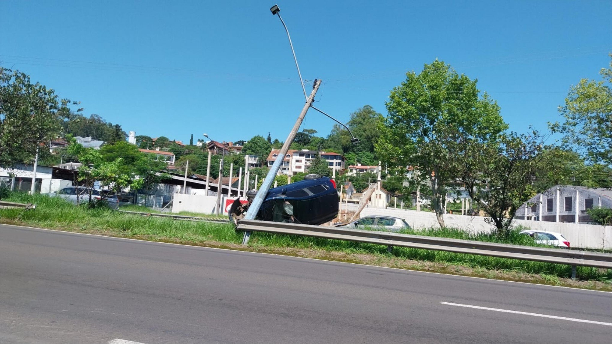 BR-116: Carro preso entre poste e guard-rail chama a atenção na rodovia; saiba o que aconteceu