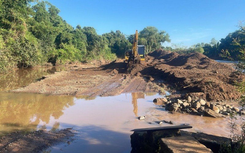 Equipes trabalham para remover bolsão de areia que se formou no Rio Paranhana em Parobé | Jornal NH