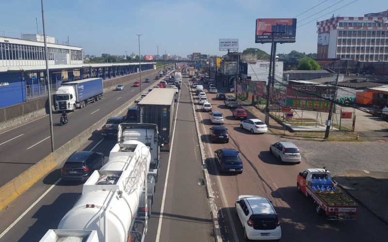 Acidente gera cerca de 4 quilômetros de congestionamento | Jornal NH