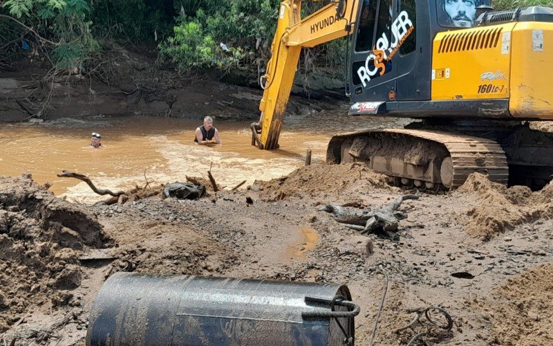 Mergulhadores trabalham para retirar areia da entrada da captação do Rio Paranhana da Corsan de Parobé  | Jornal NH