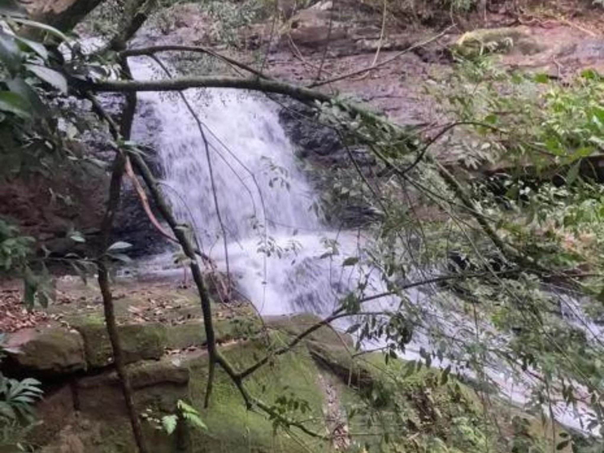 Adolescente não resiste a afogamento em cachoeira e morre em hospital da região