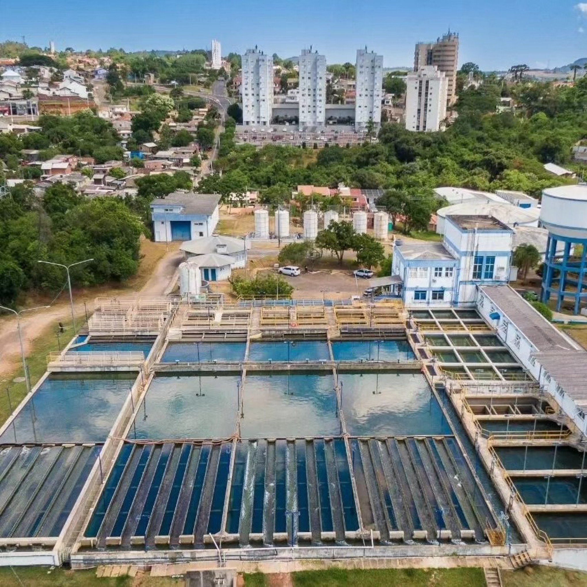 Moradores reclamam de cheiro e gosto da água; Semae aponta baixo nível do rio e floração de algas