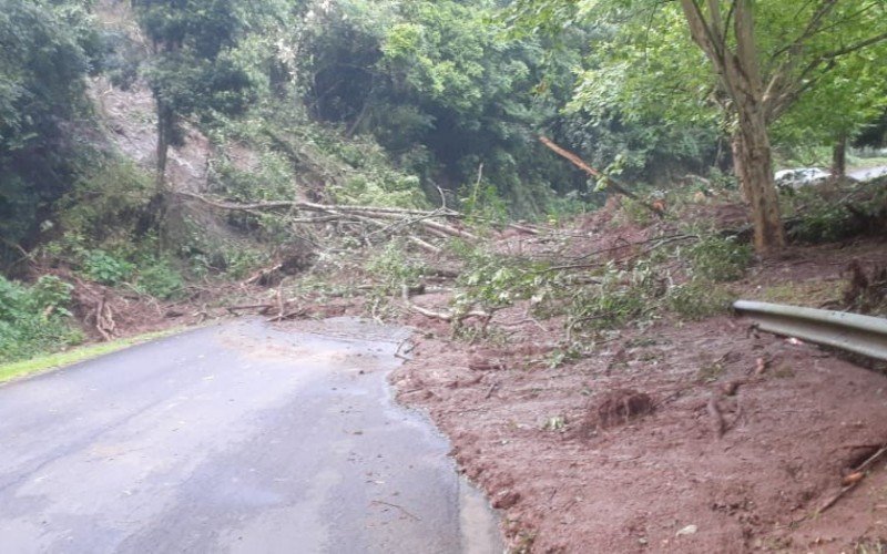 Queda de barreira deixou trÃ¢nsito em meia pista na BR-116, em Picada CafÃ©