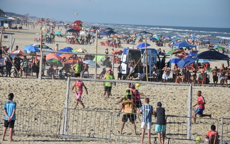 Arenas para a prática de beach soccer, beach tennis, entre outras atividades, serão montadas no balneário Harmonia  | abc+