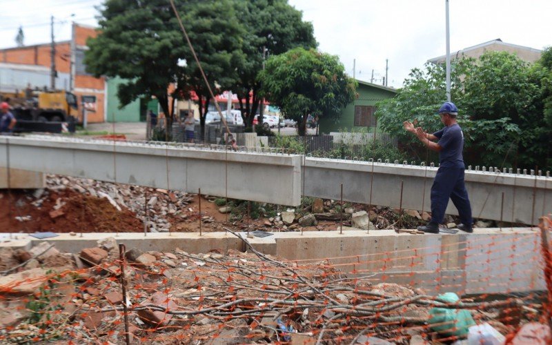 ConstruÃ§Ã£o da nova ponte da Rua Campo Bom, no bairro Canudos, em Novo Hamburgo 