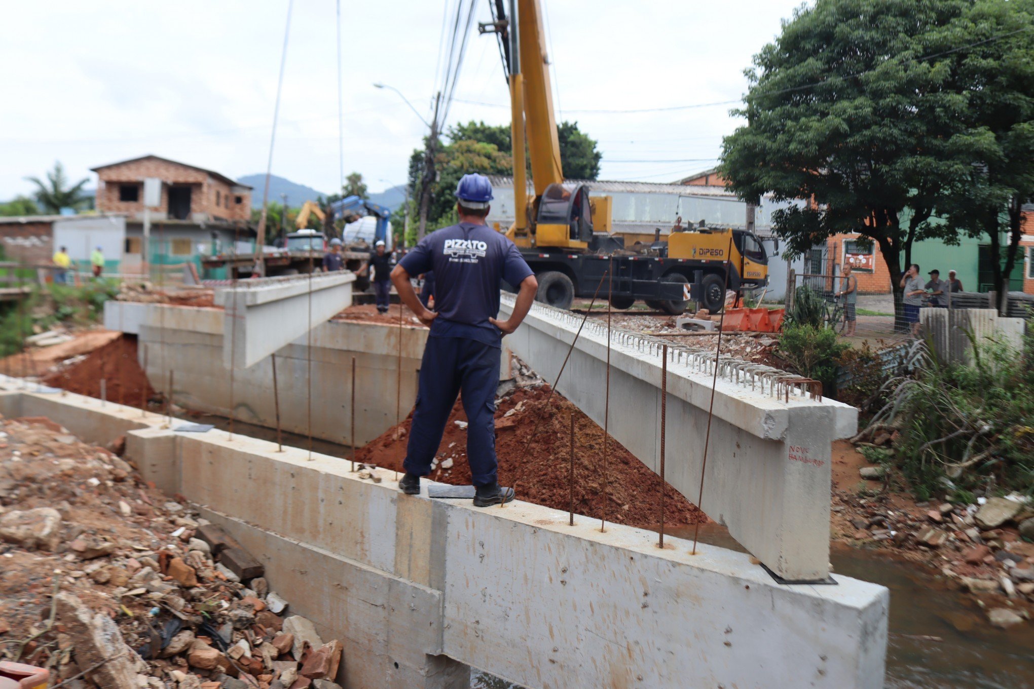 Vigas são colocadas e obras da ponte do Arroio Pampa avançam em Novo Hamburgo; saiba quando o trânsito será liberado